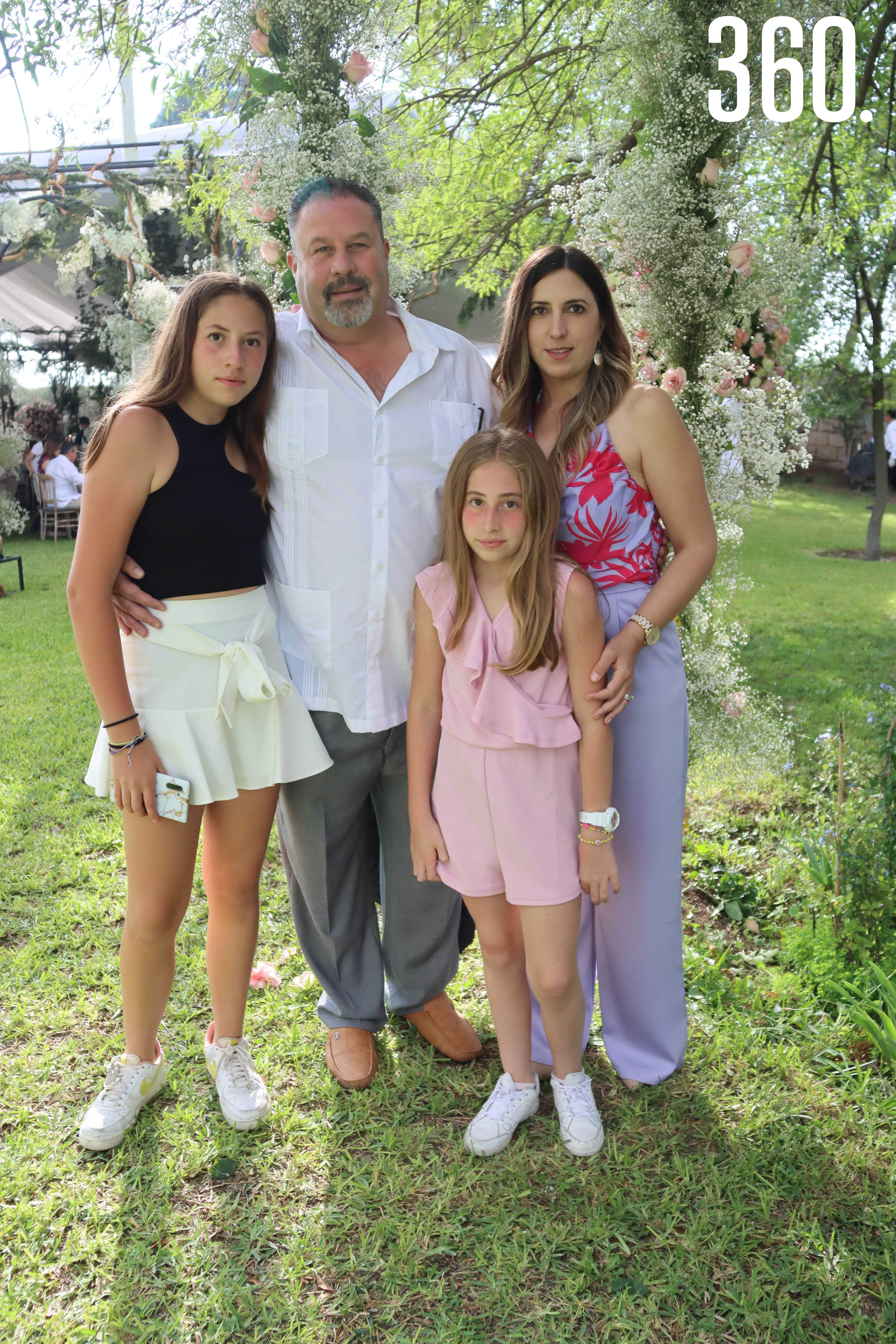 Ignacio Carrillo y Laura González con sus hijas Andrea y Mariel.