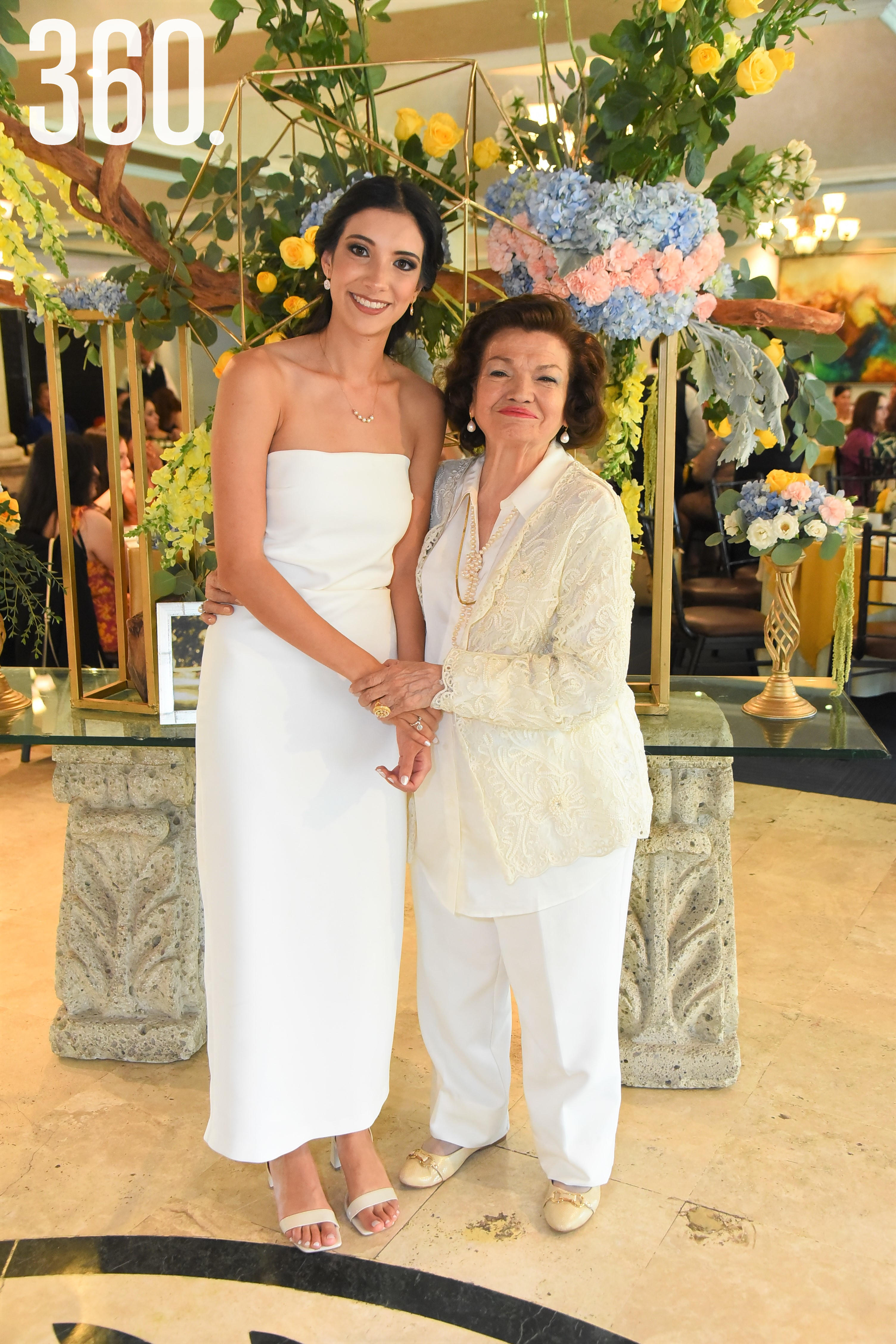Mariel Medrano con su abuelita Yolanda Flores de Medrano.