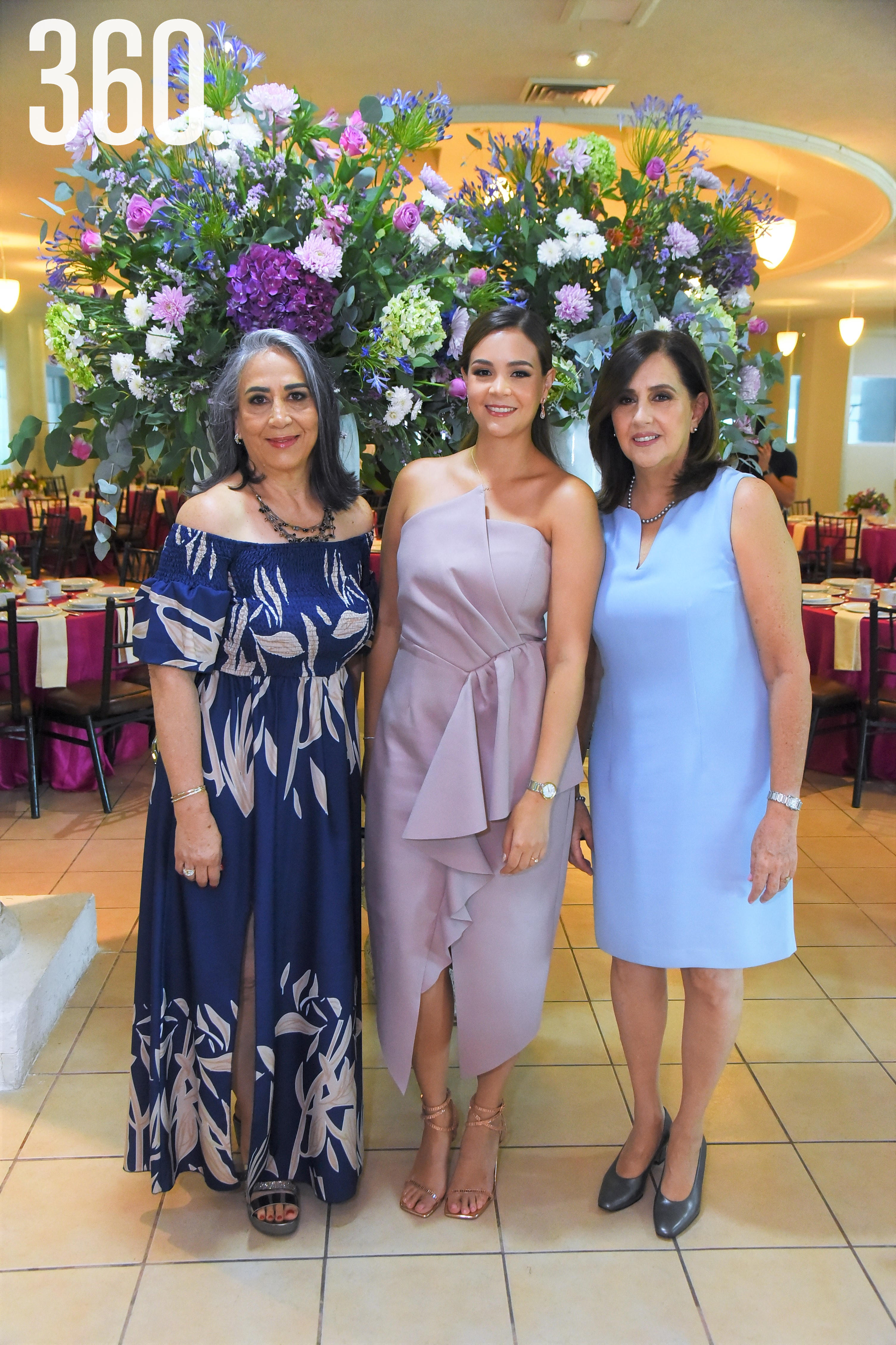 Mariali Alatriste Flores con su mamá Patricia Flores y su suegra Leticia Espinoza.