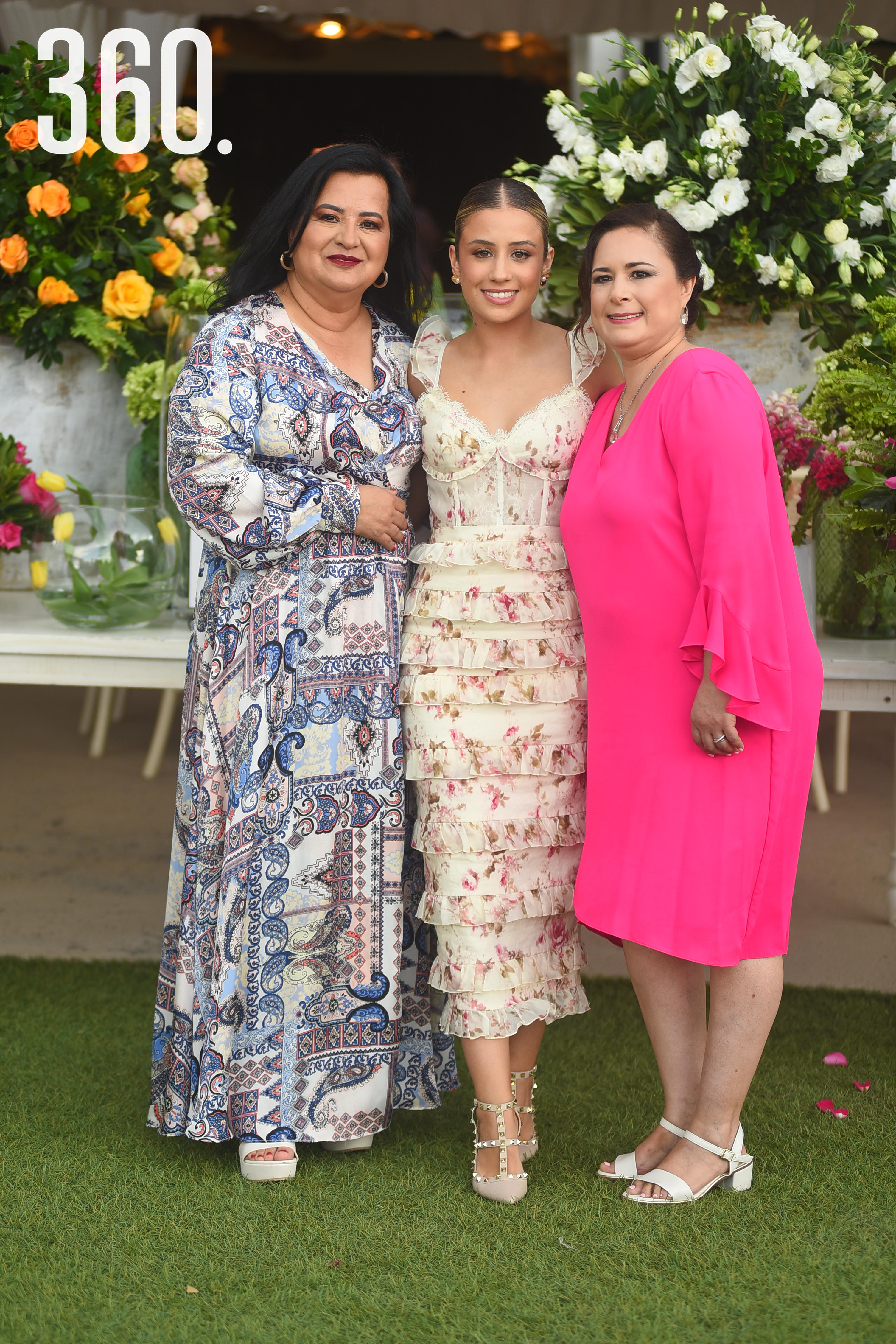 Paola Oviedo Silos con su suegra Norma Reyes de González y su mamá María de Jesús Silos.