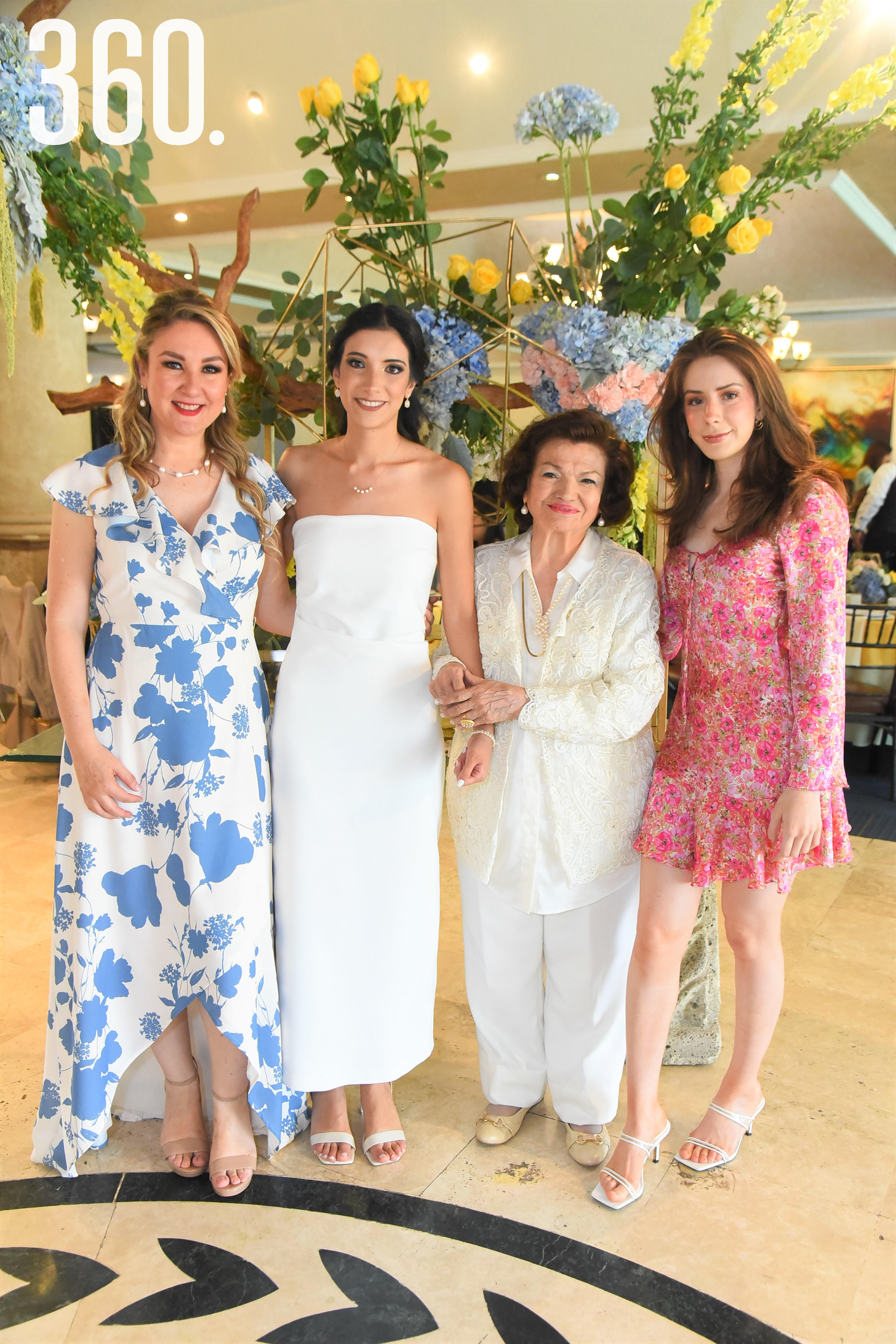 Diana Cecilia Rodríguez, Mariel Medrano, Yolanda Flores de Medrano y Sofía Medrano.