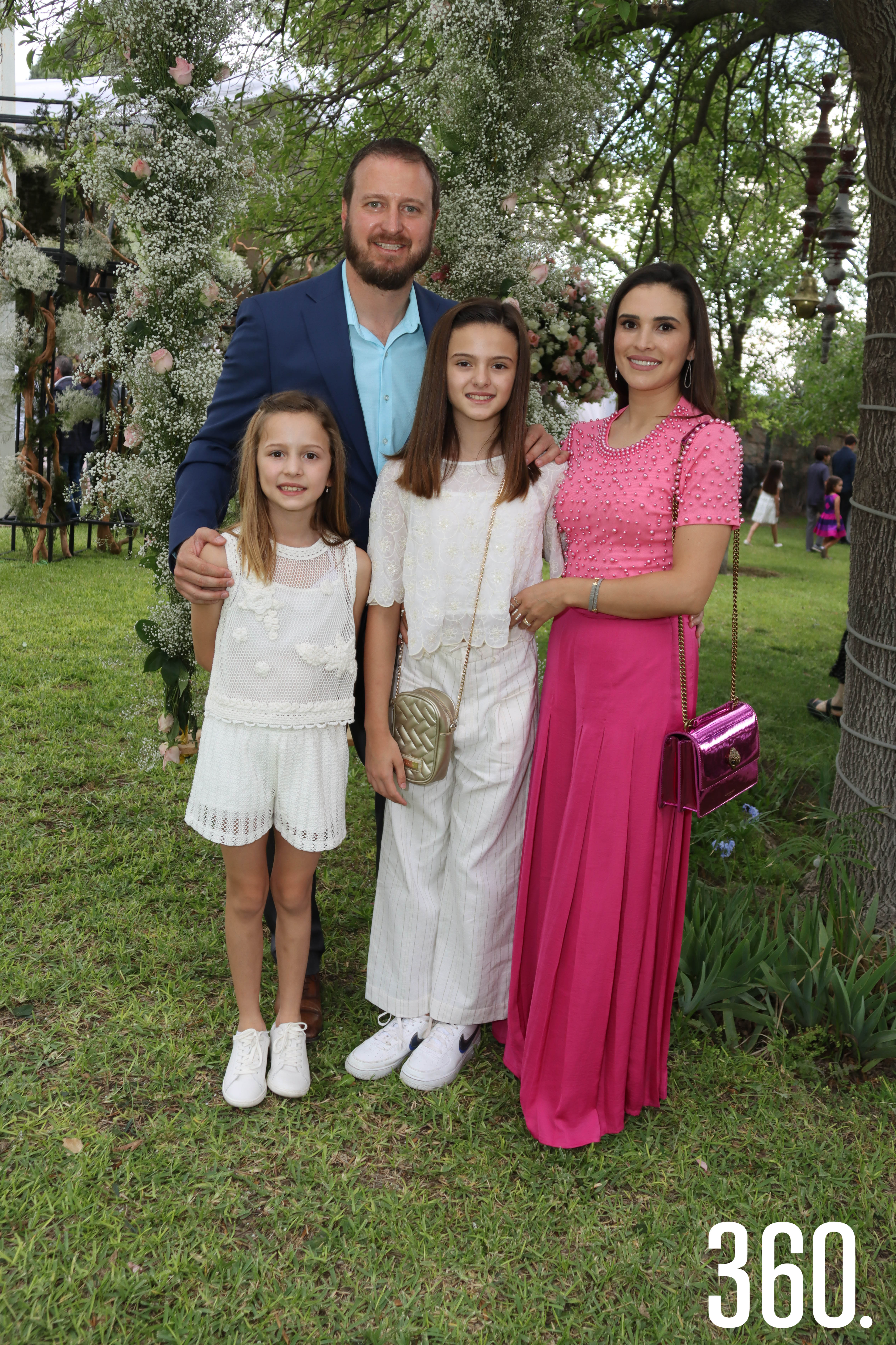 Juan José López y Elsa Laura Ruiz con sus hijas Elsa María y Mariel.