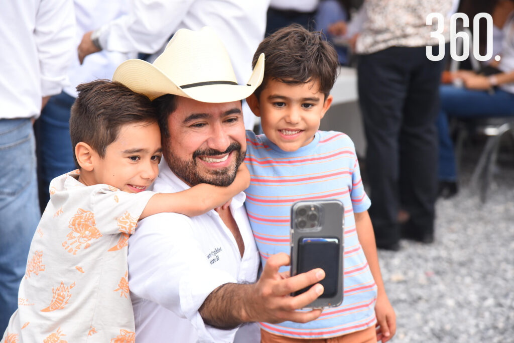 Alfonso Argüelles con sus hijos Poncho y Alex.