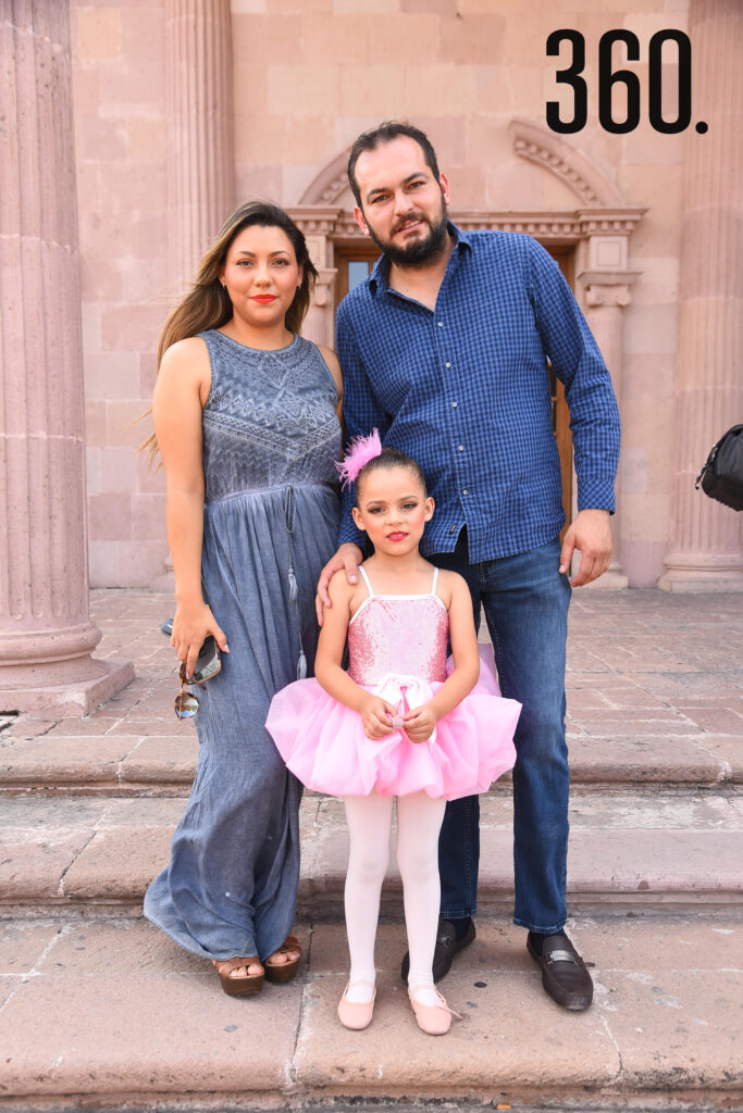 melia con sus papás Ivette Mota y Eduardo Arizpe.