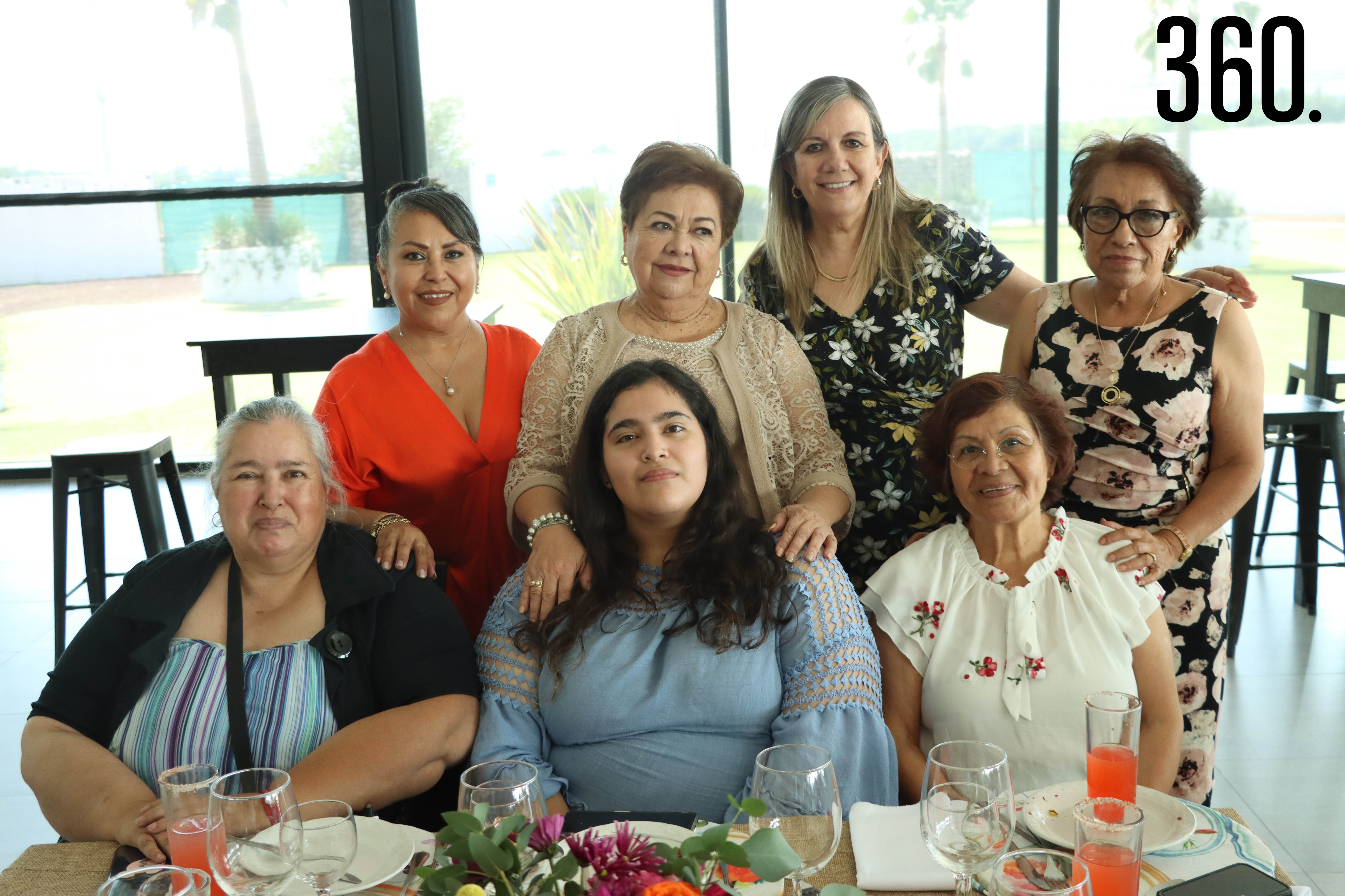 Hilda con Aracely de Aguirre, Laura Aguirre, Vero Cárdenas, Vero Cárdenas, Graciela Ortiz y Olga Espinosa.