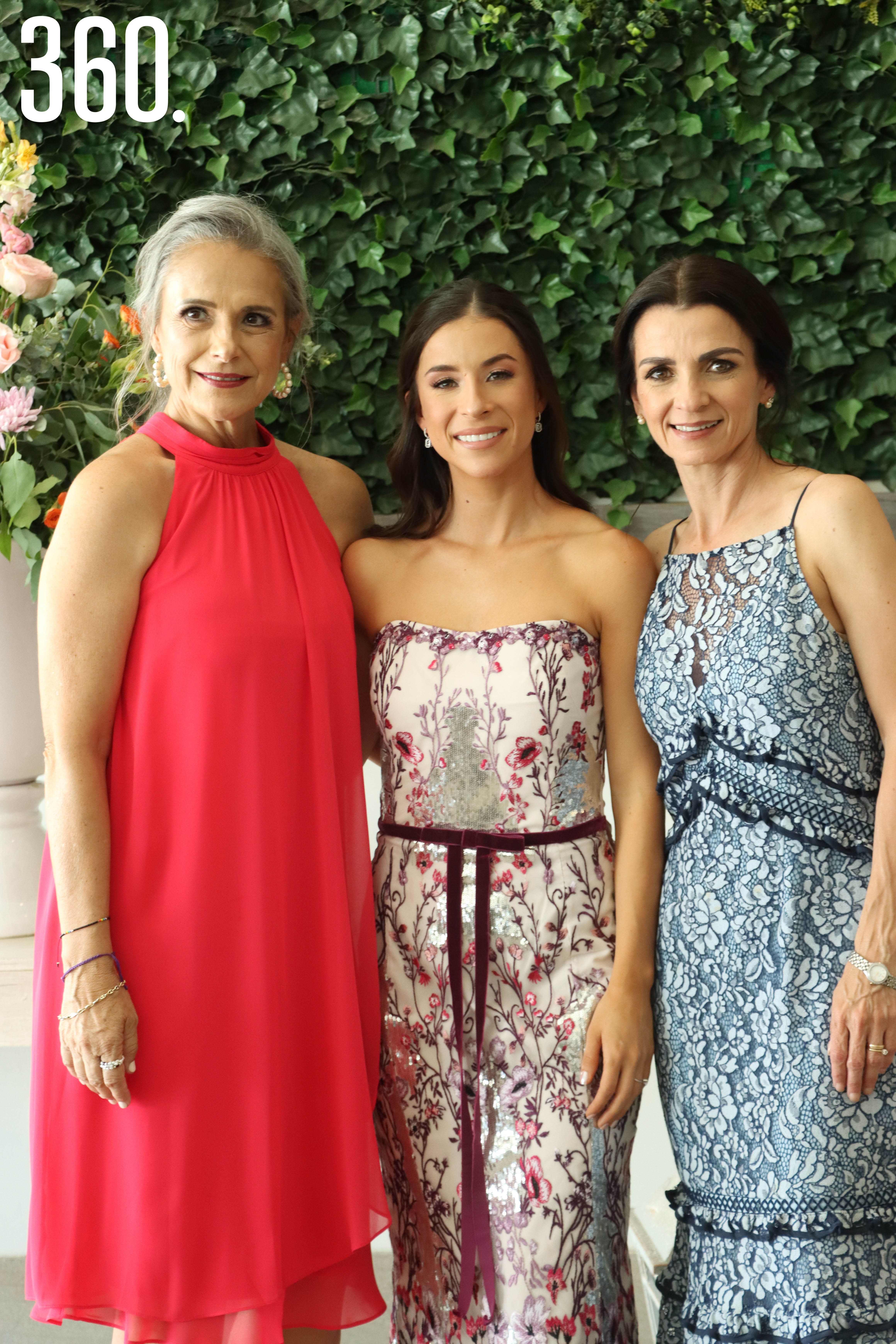 Gaby con su suegra Ana Gabriela MacGregor y su mamá Verónica Recio.