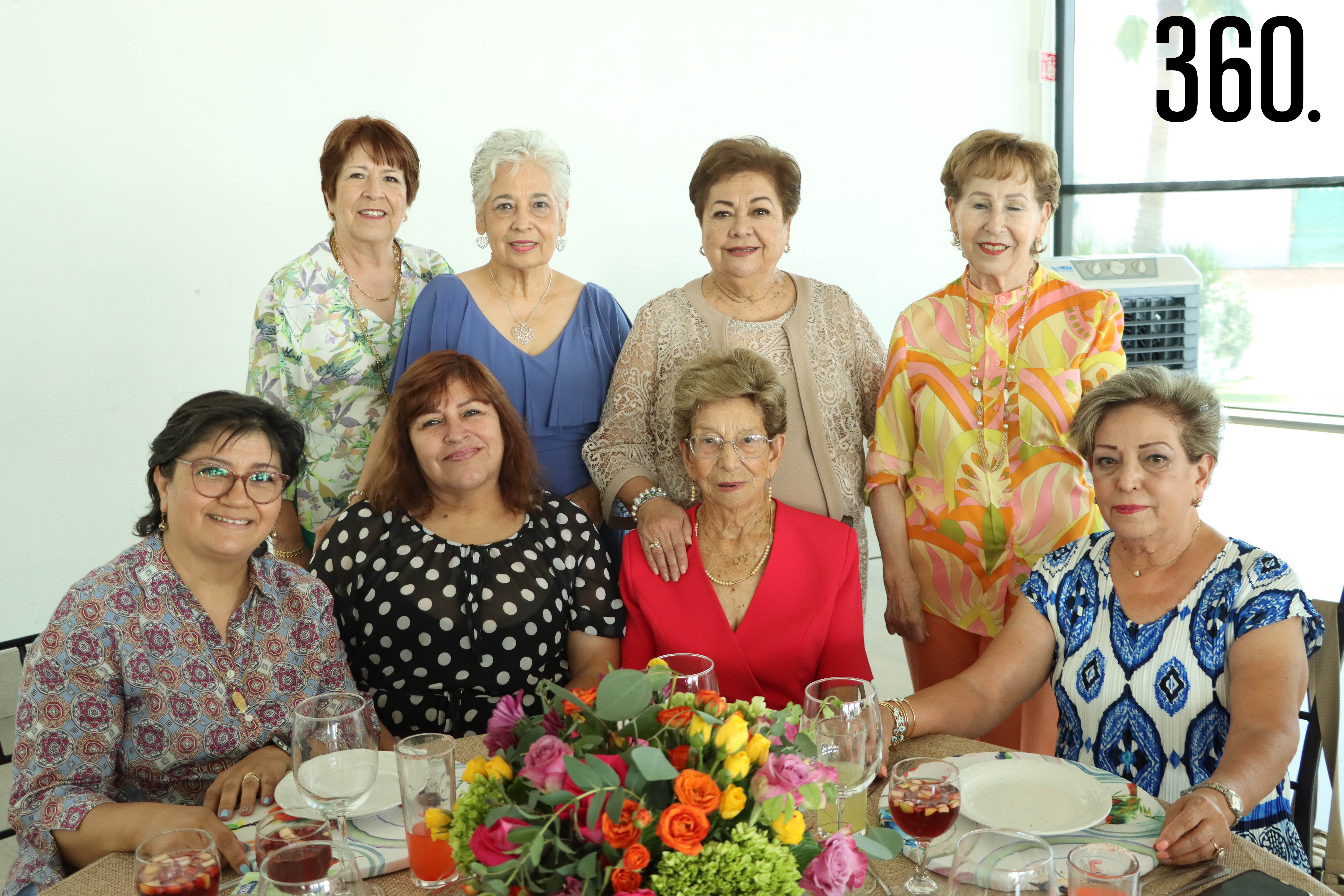 Hilda con Rosa Macarena Chávez, Nena Cordero, Juanita de la Peña, Alicia Cabrera, Rosy Guajardo y Lupita Valdés.