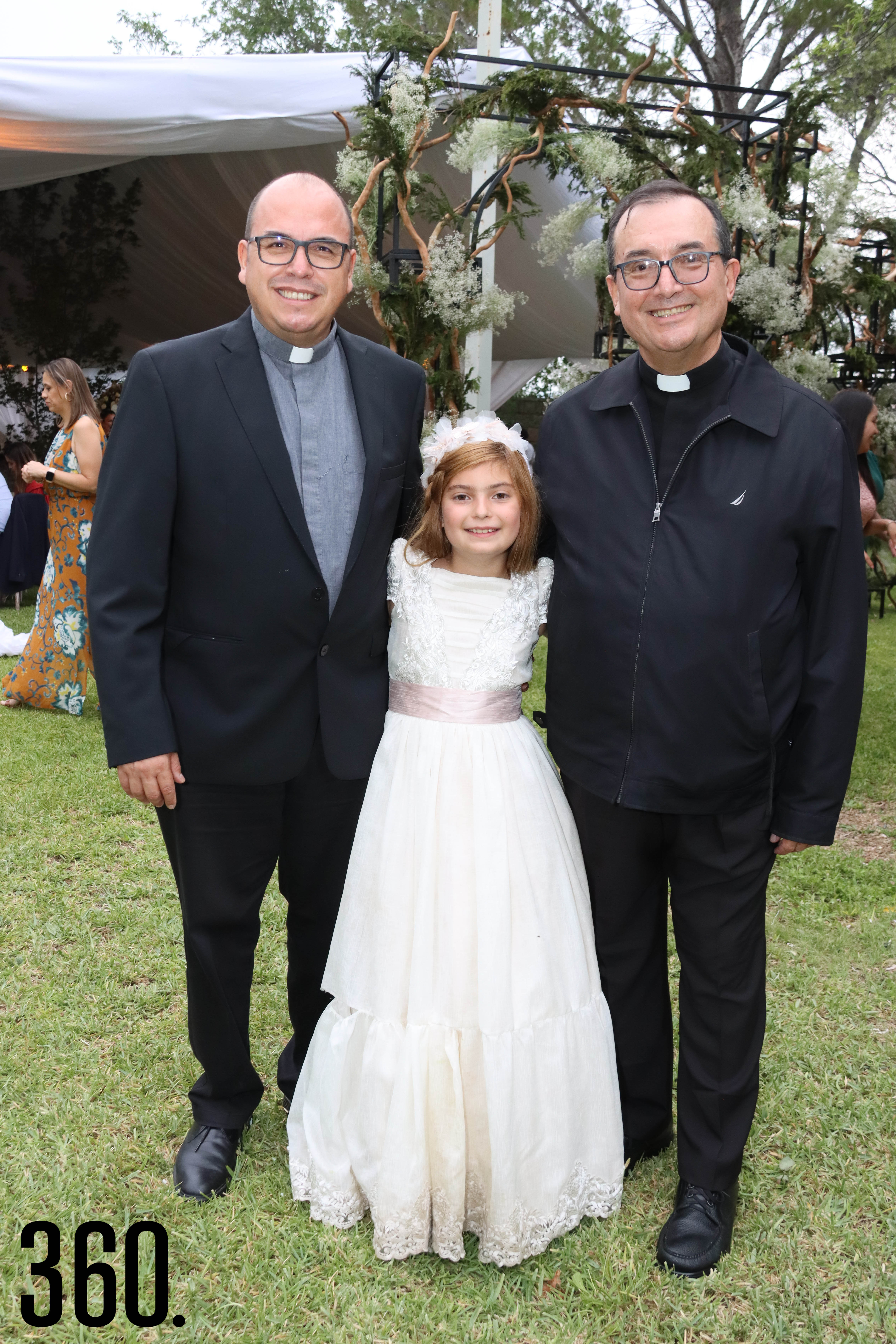 Los padres Luis Fernando Morales y Francisco Cepeda acompañaron a Lilia María Martínez Hiarmes.