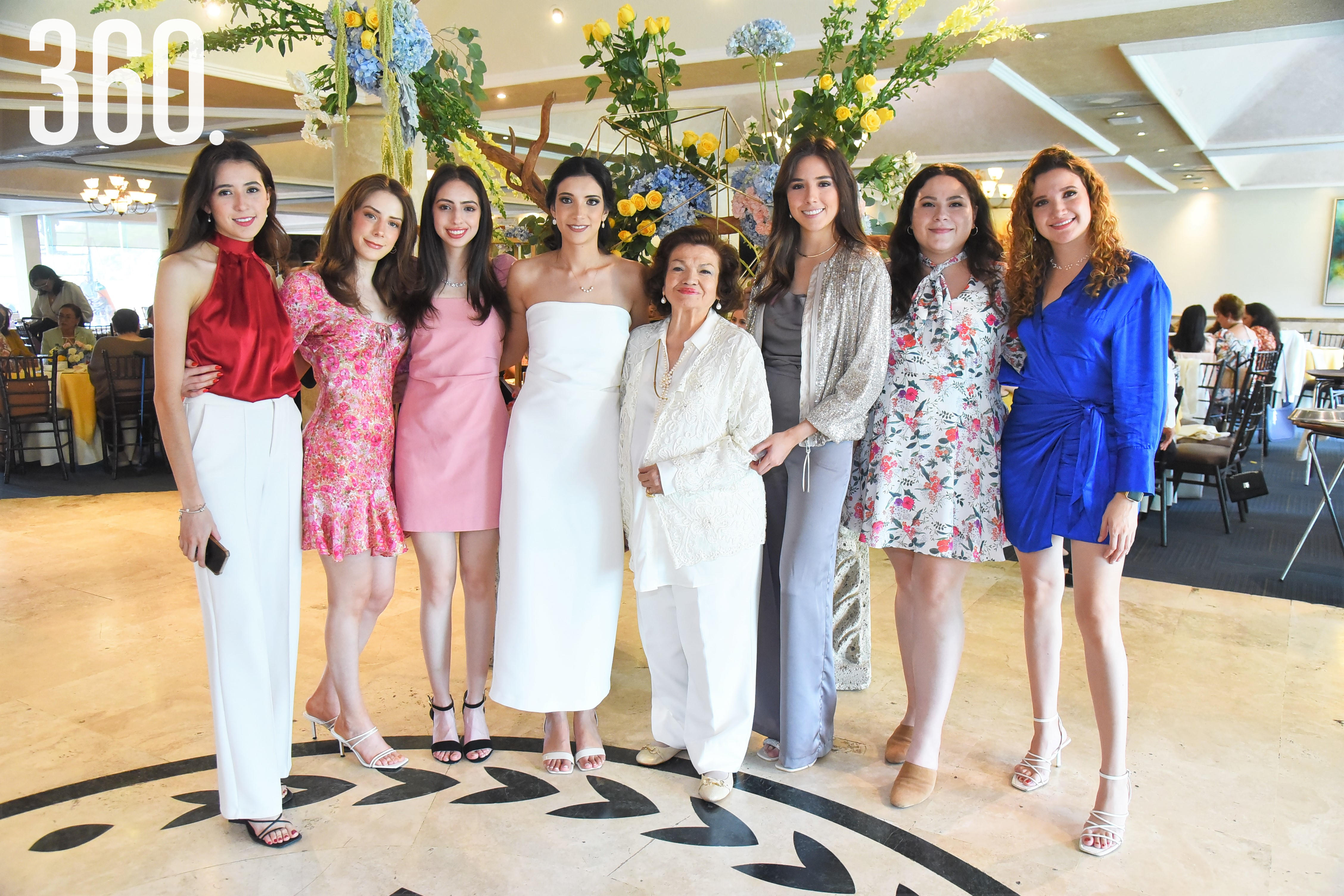 Cristel Sosa, Sofía, Regina, Mariel Medrano, Yolanda Flores de Medrano, Alexa Sosa, Karla Cárdenas y Stephania Sosa.