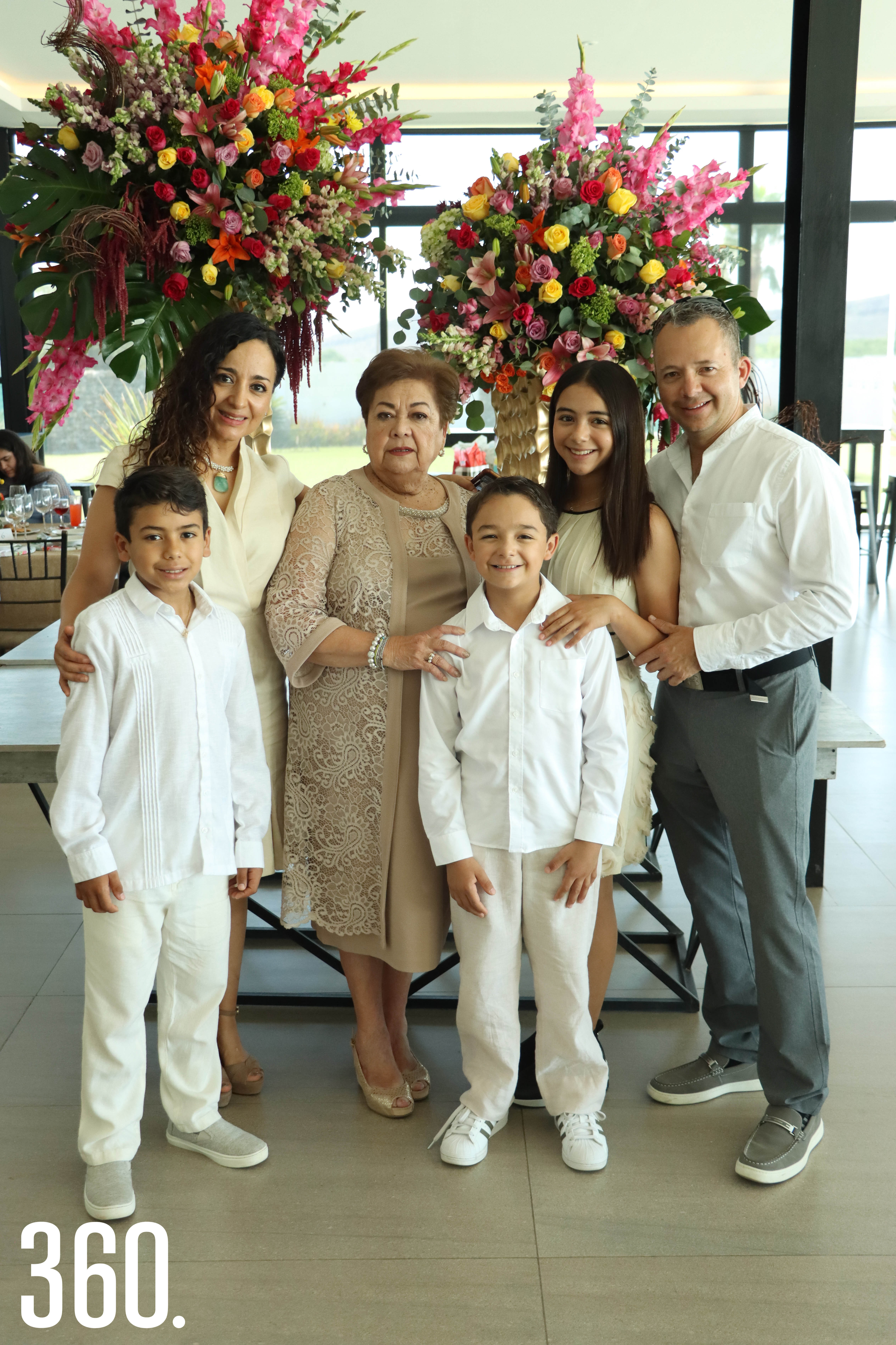 La cumpleañera con la Familia Flores Aguirre.