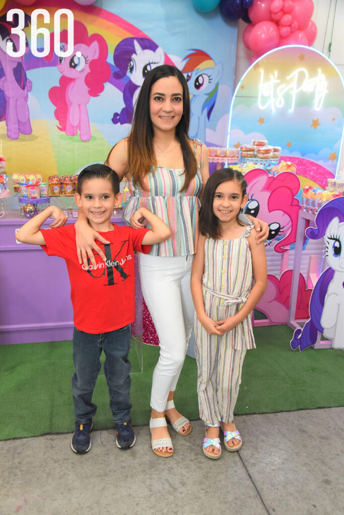 Karla Rendón con sus hijos Luis y Ana Paula Coss.