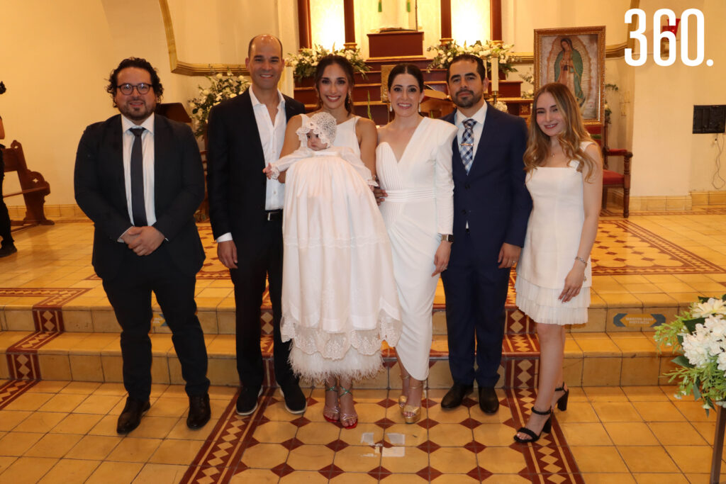 María José con sus padrinos, Diego Estrada, José Juan Cabello y Adriana Natividad, y sus papás Sofía Arizpe y Luis José Estrada.