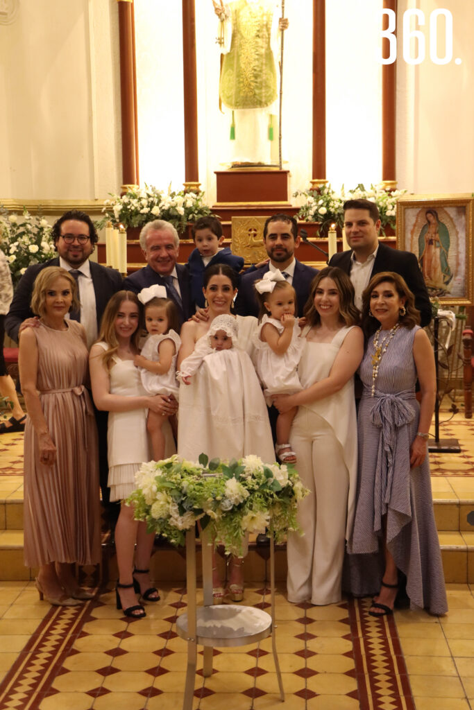María José con sus padrinos, tías, abuelos, primas y papás.