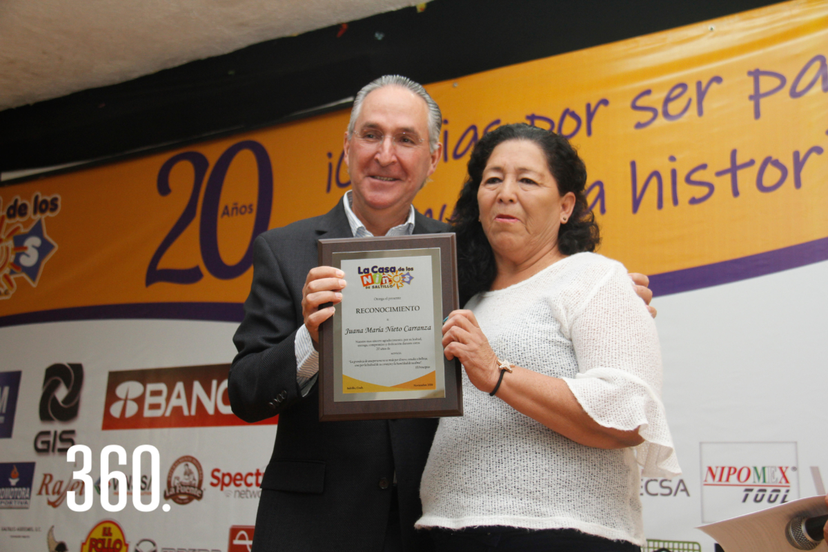Manuel López Villarreal presidente del patronato de “La Casa de los Niños de Saltillo A.C.”, entrego un reconocimiento a por sus 20 años de trabajo a Juana María Nieto Carranza.