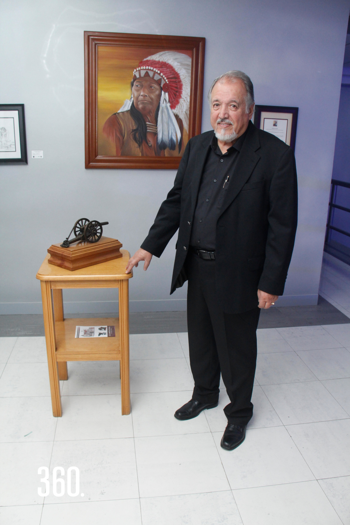 El artista José Antonio García Guerra realizo un Open House con sus obras de dibujos, pinturas y esculturas en la agencia Alfa Romero.