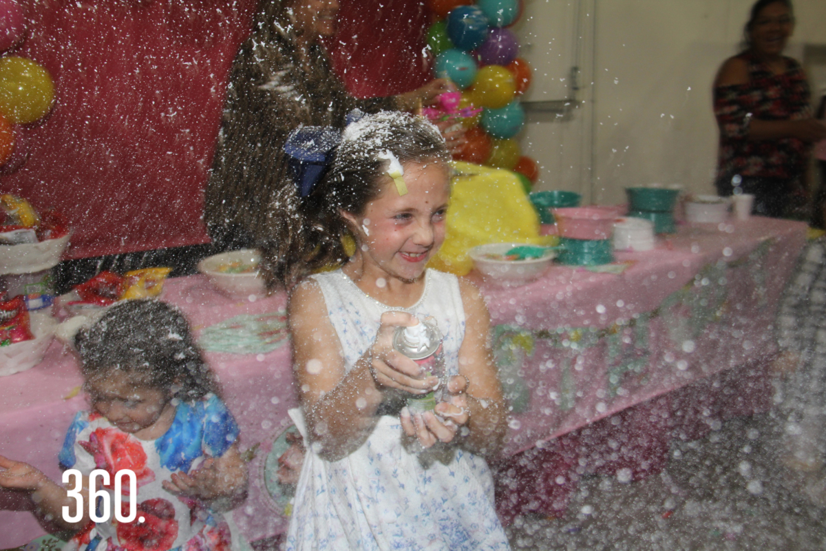 Mariana Villarreal Mendel celebró su octavo aniversario con una mítica fiesta estilo “Unicornio” y bañada con una lluvia de espuma.