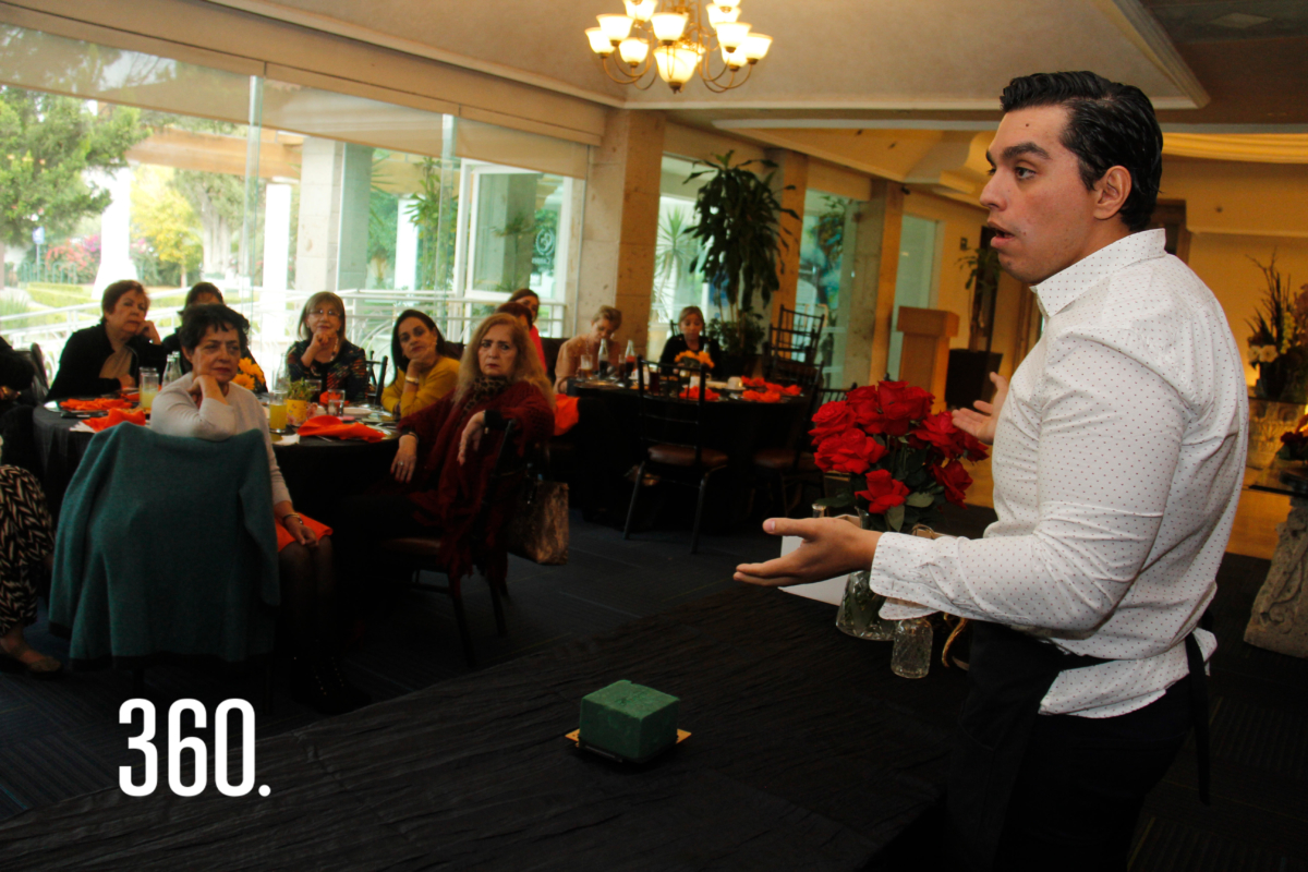 Alejandro Rodríguez Garza impartió la conferencia “Técnica Reflex aplicada a las rosas”, a las integrantes del Club Rosal.