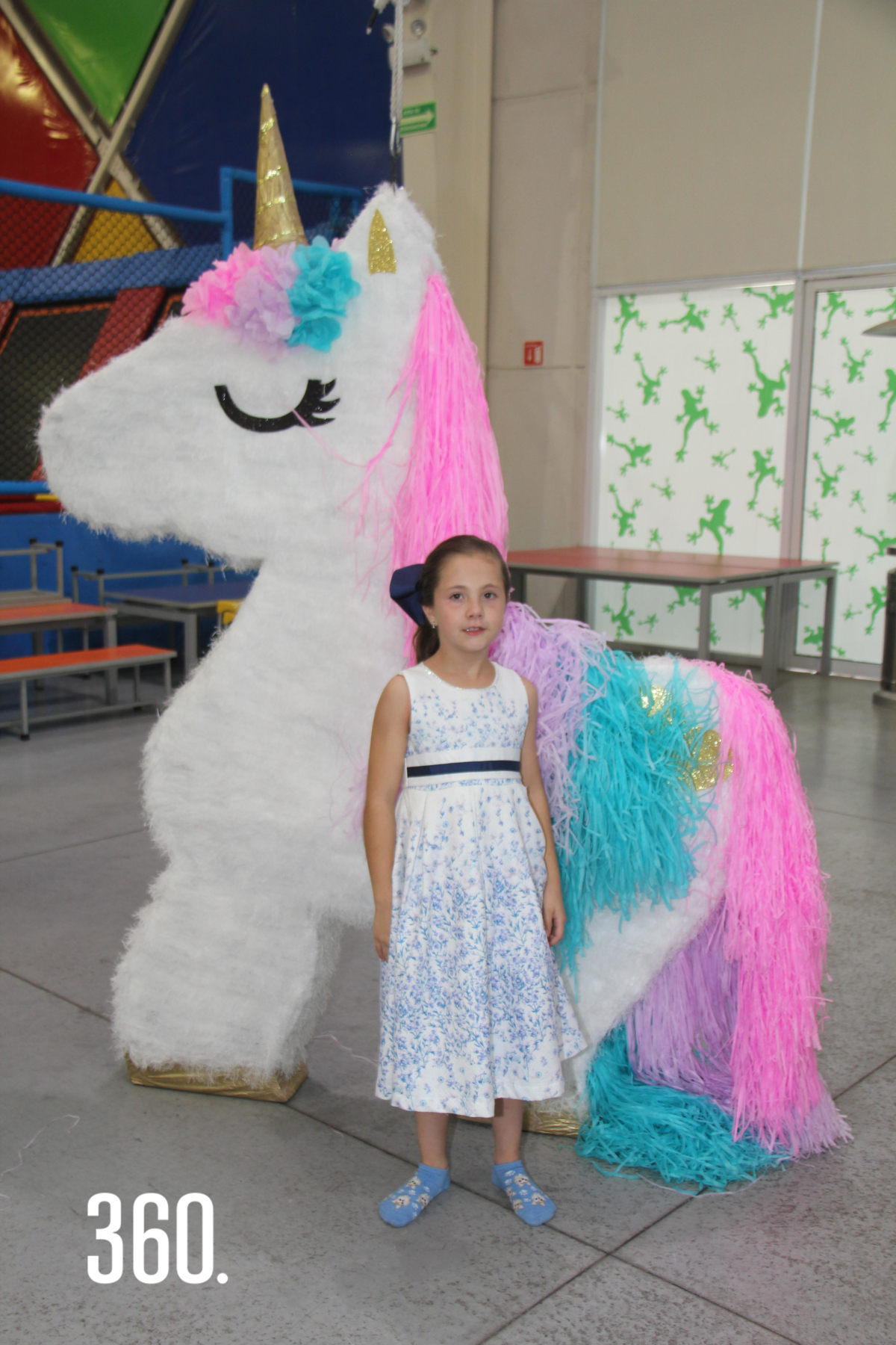 Mariana Villarreal Mendel celebró su octavo aniversario con una mítica fiesta estilo “Unicornio” y bañada con una lluvia de espuma.