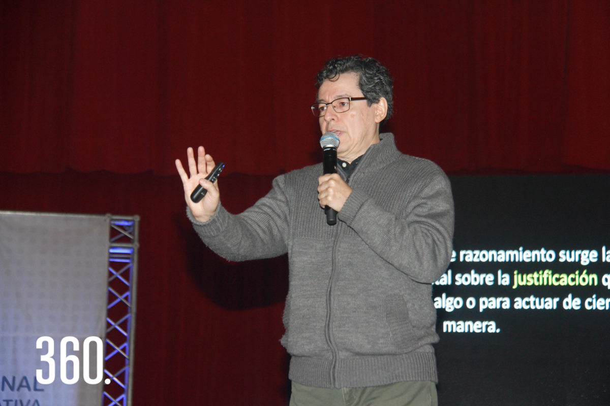 El filósofo Humberto Aguilar Esparza inició el congreso con su conferencia “La Autonomía el Reto de la Innovación Educativa”.