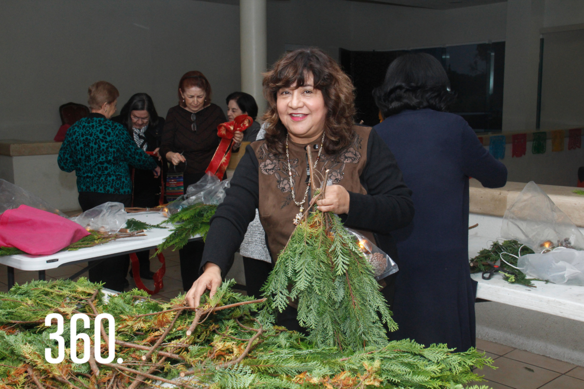 Elsa Meneses presidenta del club de jardinería Acantho presidió su tercera sesión y realizo su adorno navideño.