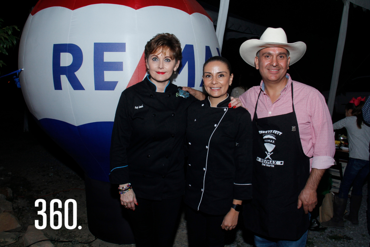 Las jueces Paty Lomeli Dávila e Itzhel Fuentes Guajardo acompañadas por Héctor Aguirre director de REMAX.