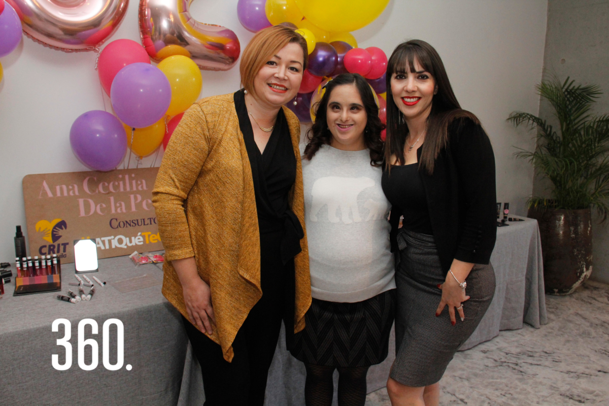 Las especialistas en belleza de Mary Kay, Miriam Rodríguez y Samantha Aguiñaga Carrum, apoyaron a la consultora de belleza Ana Cecilia de la peña.