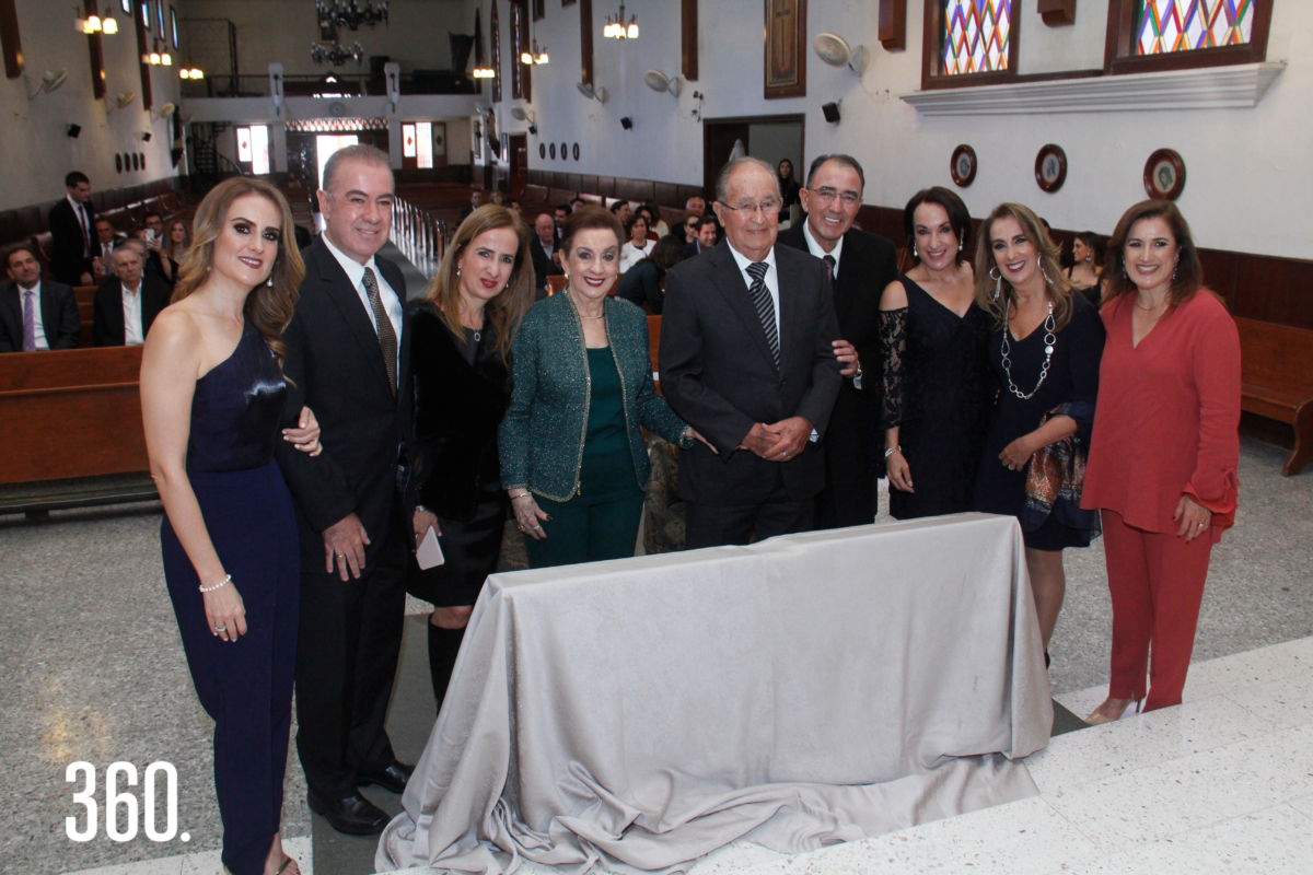 Minis Aguirre y Héctor Miguel Cárdenas renovaron sus votos matrimoniales acompañados por sus hijos Dolores, Héctor Miguel, Marynez, Ricardo, Anabel, Minis y Claudia.