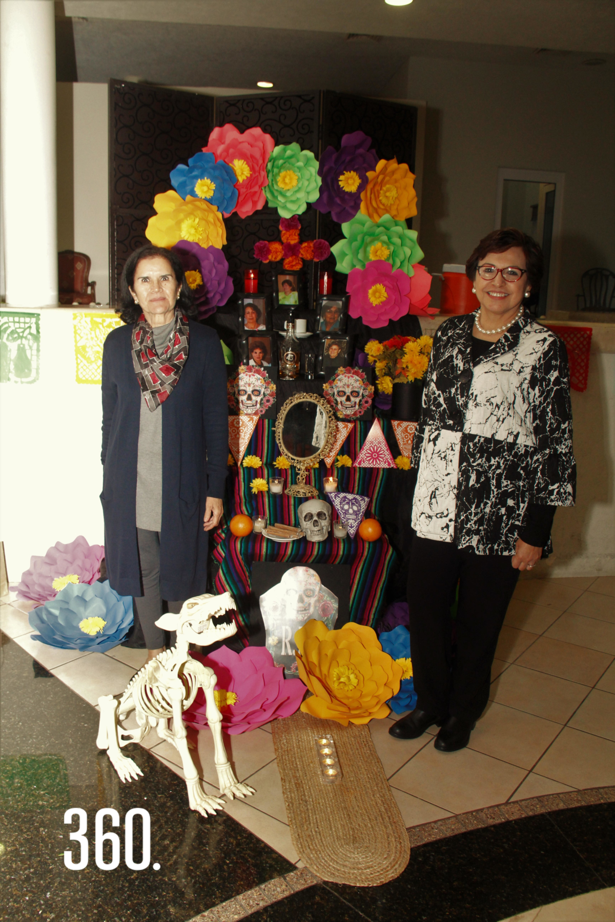 Honora Rodríguez y Esperanza Guevara montaron el Altar de Muertos a la memoria de Patricia Peart, Rosa Graciela Garza, Elba Zabroky, Abigail C. de Covarrubias y Teresa Martínez de Rumayor.