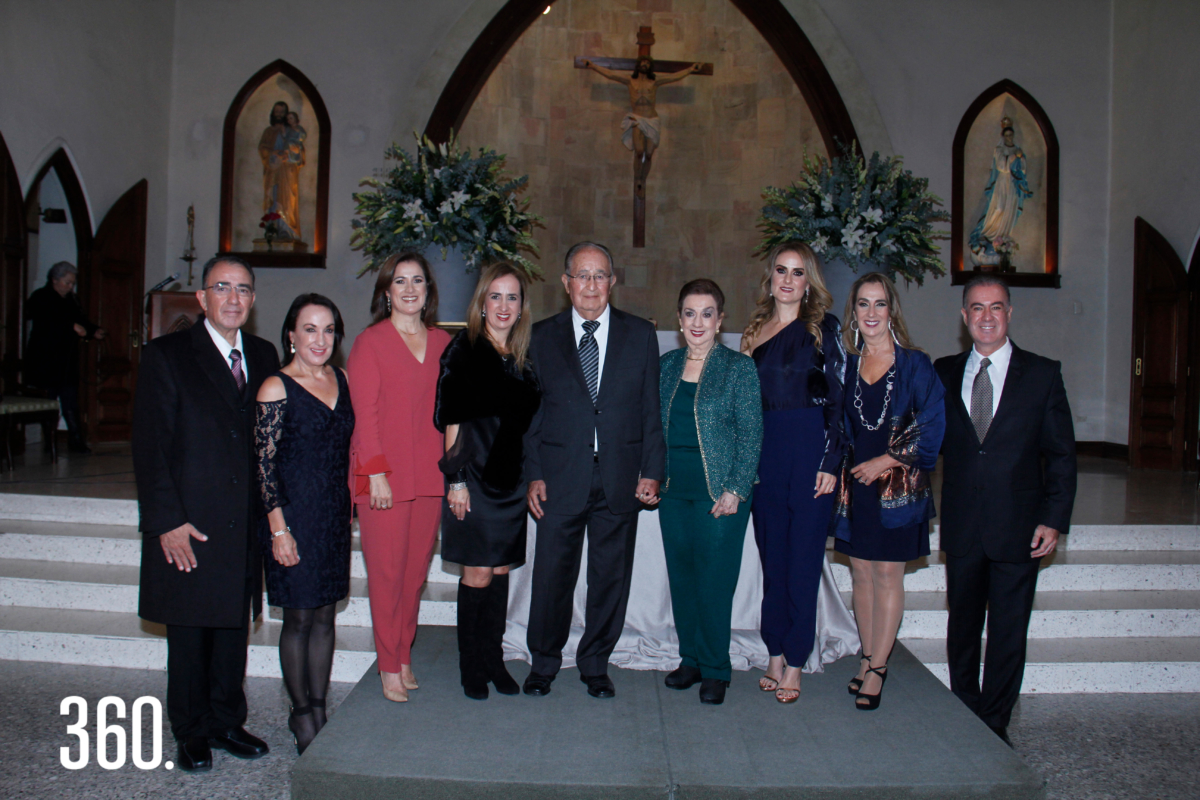 Héctor Miguel Cárdenas y Minis Aguirre acompañados por sus hijos: Ricardo, Maribel, Claudia, Marynez, Dolores, Minis y Héctor Miguel.