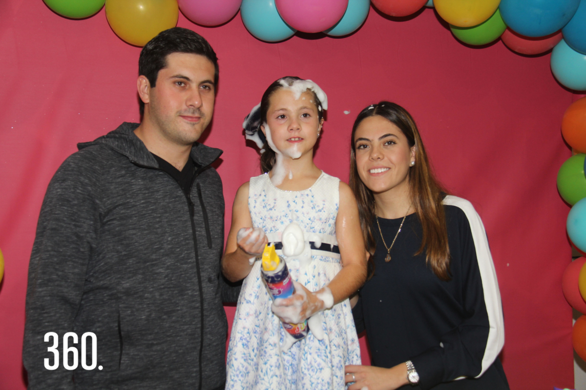 La cumpleañera Mariana con sus hermanos Beto y Liliana Villarreal Mendel.