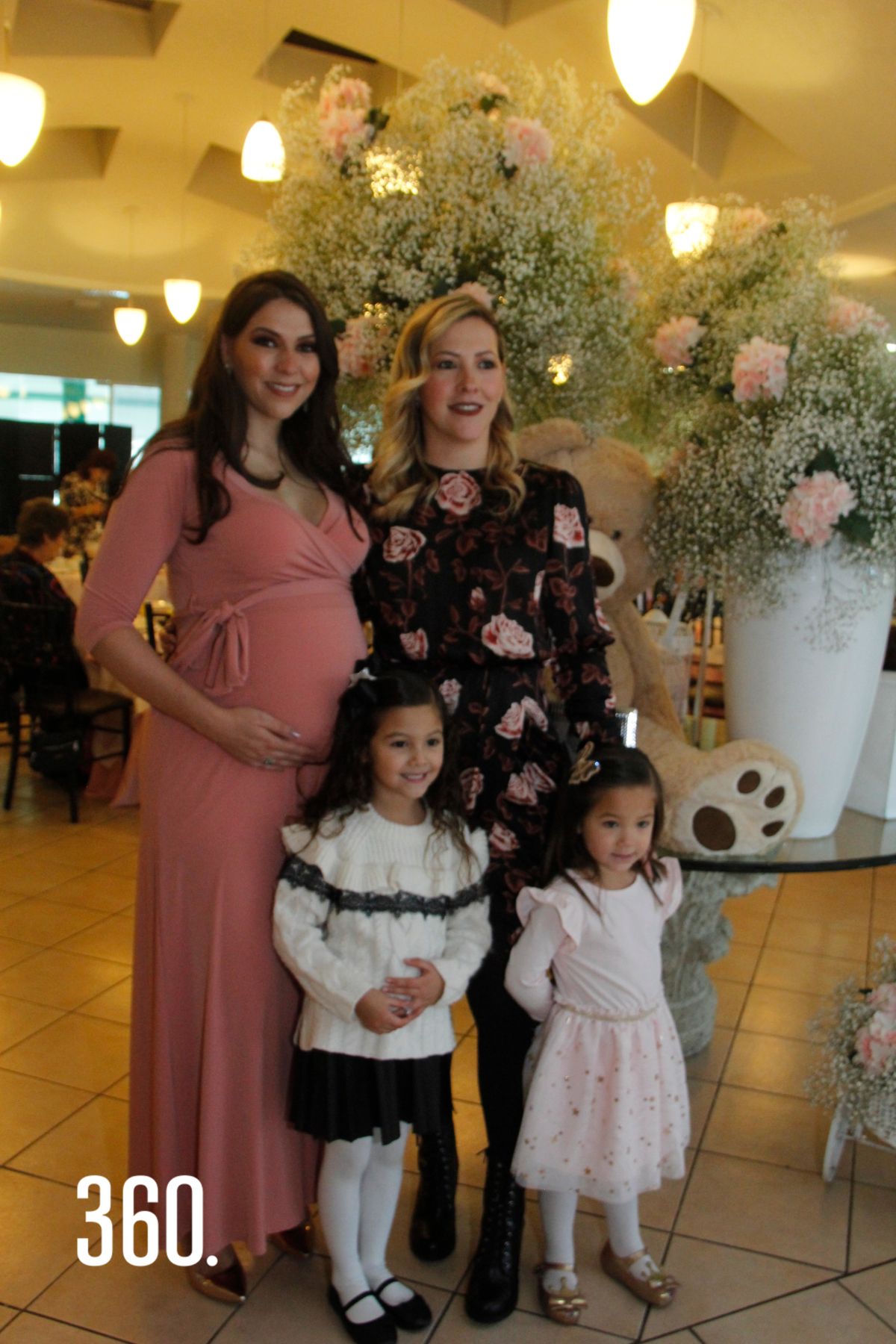 Olga Aguilera y sus hijas Isabella y Robbie Murillo acompañaron a Mariana en su Baby Shower.