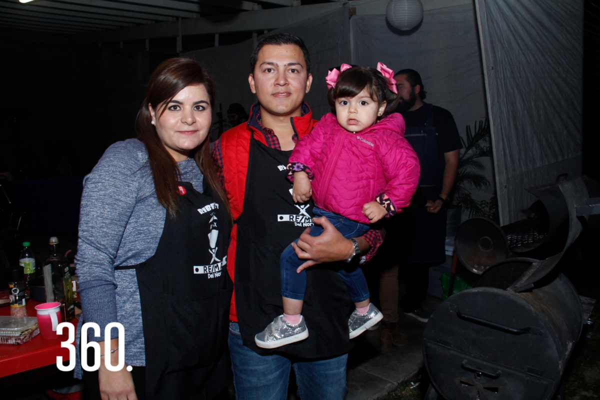 Andrea Díaz Moreno y Jorge Luis Reyes con su hija Renata.