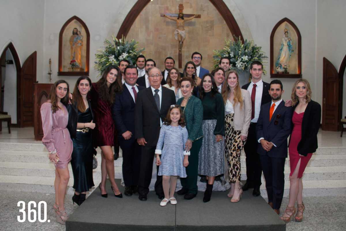 El matrimonio Cárdenas Aguirre con sus nietos y nietas al final de la misa.