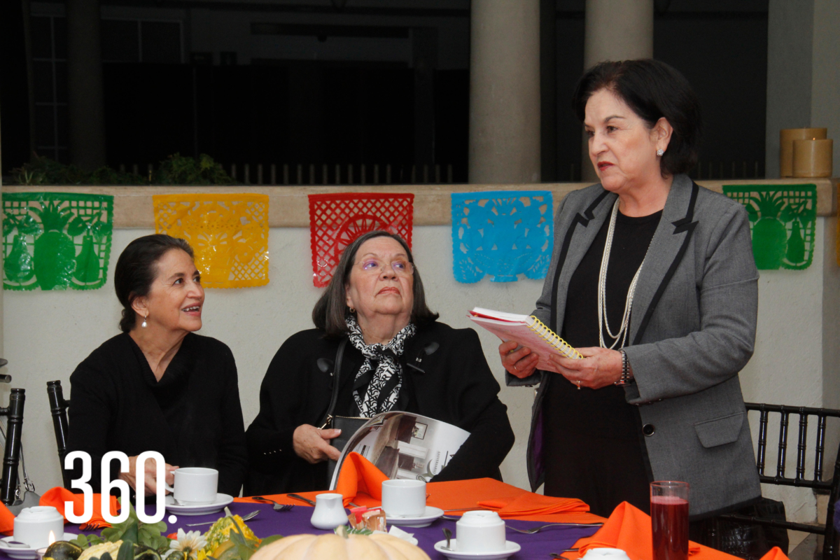 Norma Pedroza y Orbilia Rumayor escuchan a Magda Alanís quién dio la capsula de horticultura.