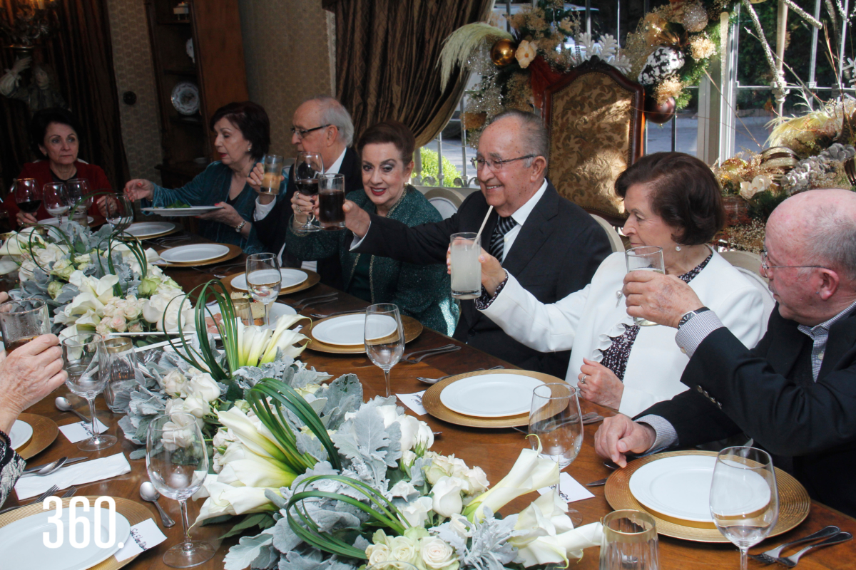 Minis y Héctor Miguel brindaron con sus amigos y familiares por sus 60 años de matrimonio.