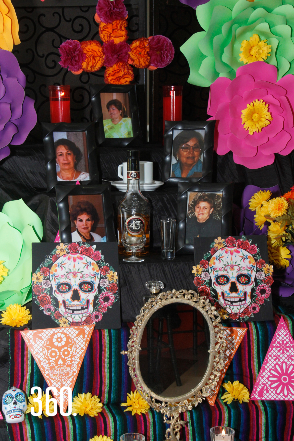 Altar de muertos en memoria de: Patricia Peart, Rosa Graciela Garza, Elba Zabroky, Abigail C. de Covarrubias y Teresa Martínez de Rumayor, ex integrantes del club Acantho.