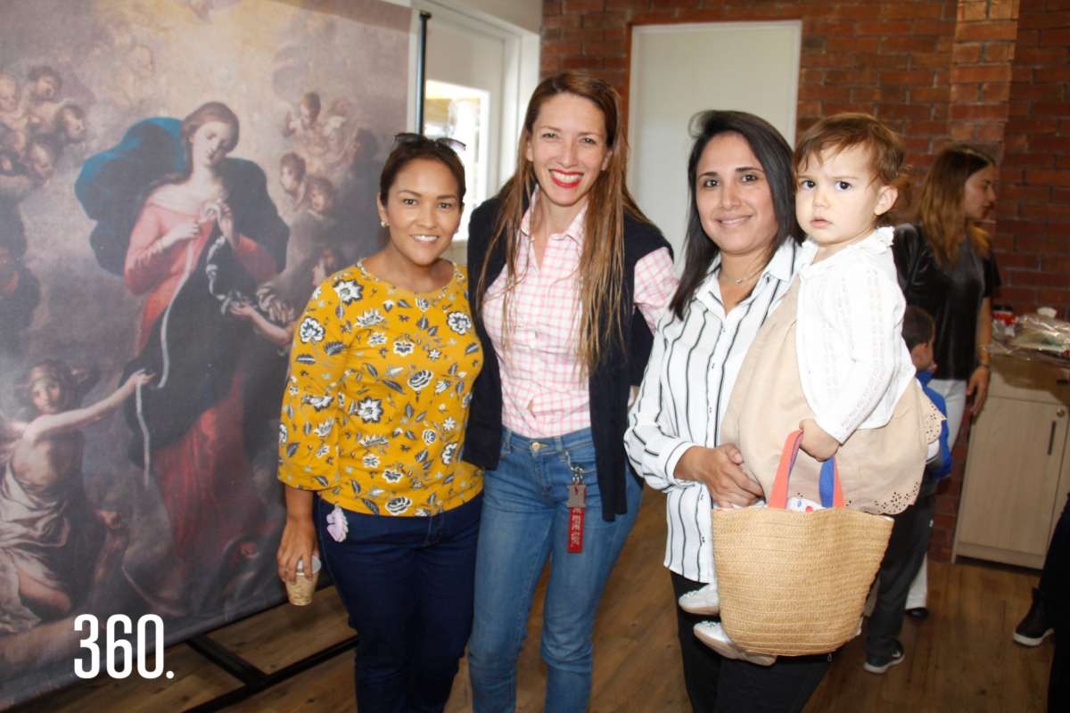 Flor Coronado, Martha Gutiérrez, Patricia Velasco y su hija Alexia López.