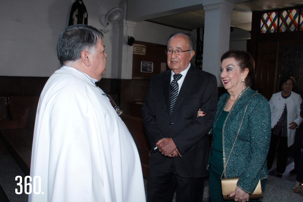 El párroco de la iglesia de San José, Gustavo Jesús Ramos Pérez, recibió a Héctor Miguel Cárdenas y Minis Aguirre, en su renovación de votos matrimoniales.