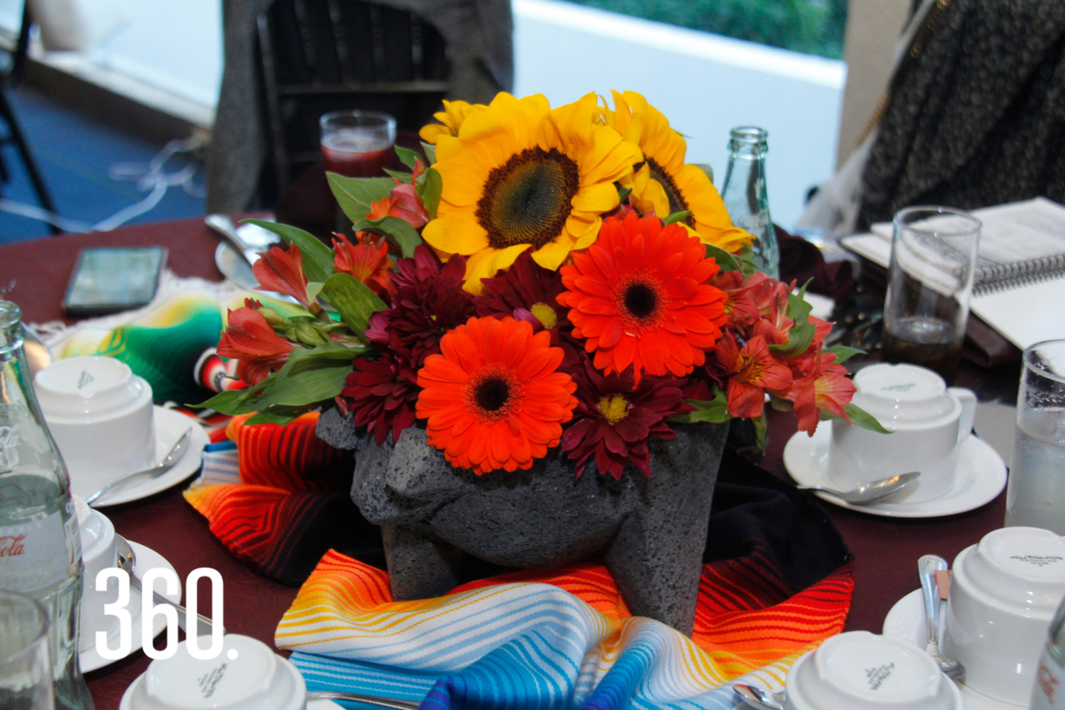 Los arreglos flores y la mesa principal con tema revolucionario fueron realizados por Hilda López e Hilda Rumayor de López anfitrionas del mes de noviembre.