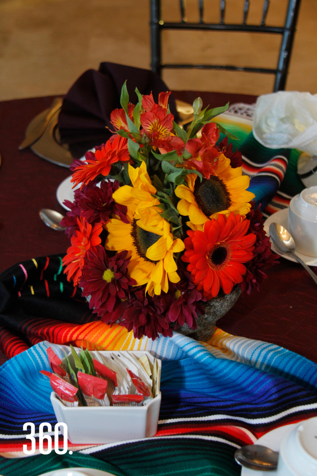 Los arreglos flores y la mesa principal con tema revolucionario fueron realizados por Hilda López e Hilda Rumayor de López anfitrionas del mes de noviembre.