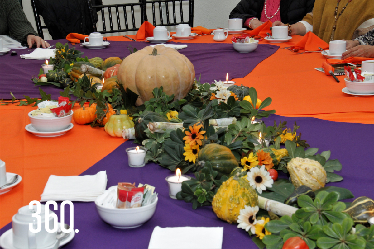Las anfitrionas realizaron el adorno de la mesa principal con frutos y flores de esta época otoñal: Calabazas, caña, girasoles y follajes.