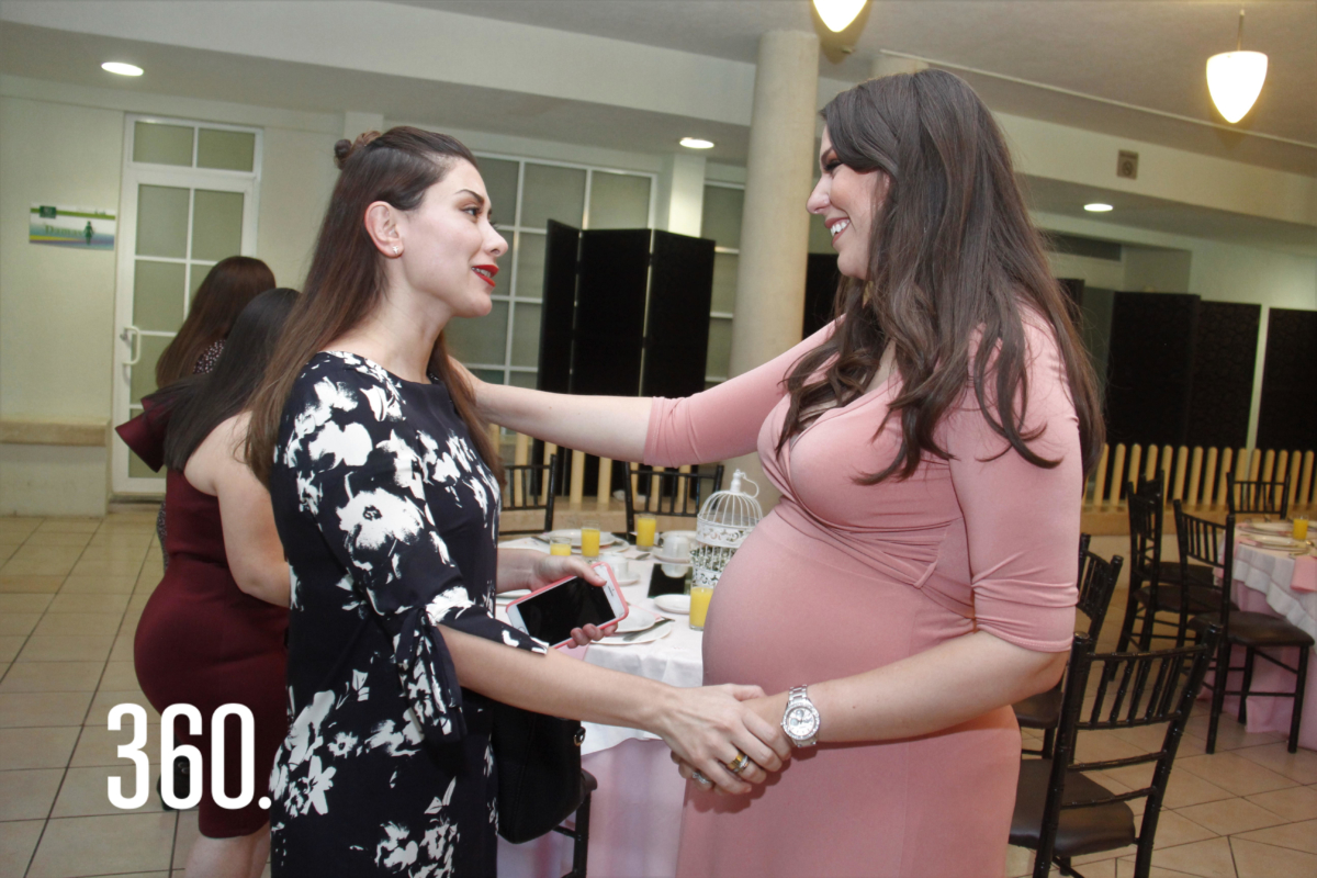 Ana Luisa Soberón felicitó a su amiga Mariana en su festejo prenatal.