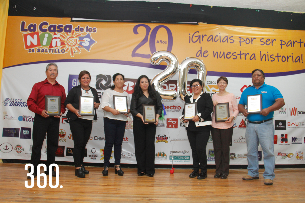 Trabajadores de “La Casa de los Niños de Saltillo A.C.”, recibieron placas de reconocimiento por 10, 14, 18 y 20 años, en el marco de la celebración del XX aniversario.