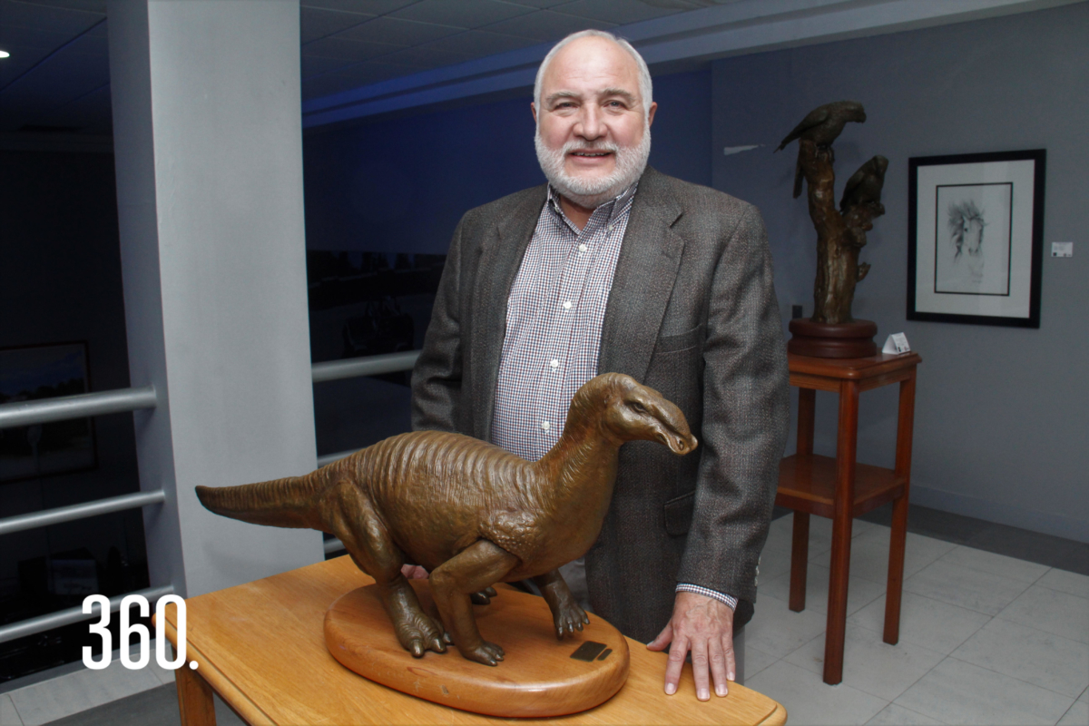Oscar Flores junto a la escultura del “Anatosaurus”.