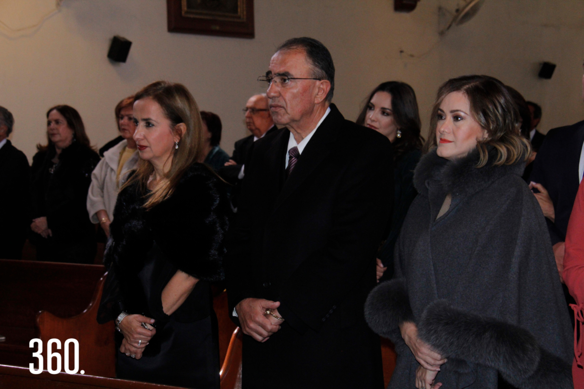 Marinés y Ricardo Villarreal acompañados por Ana Lucía Garza en la misa.