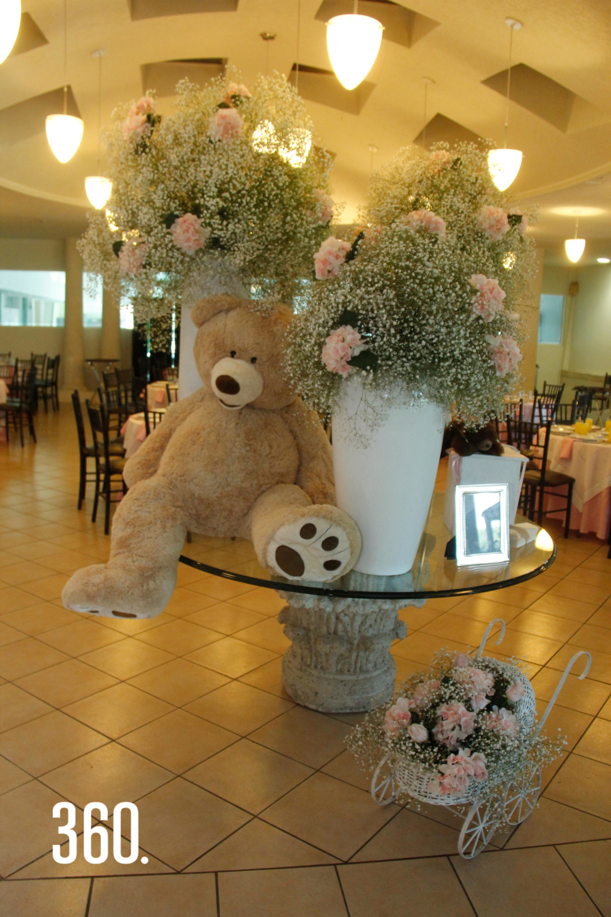 Con osos y flores blancas y rosas se adornaron las mesas.