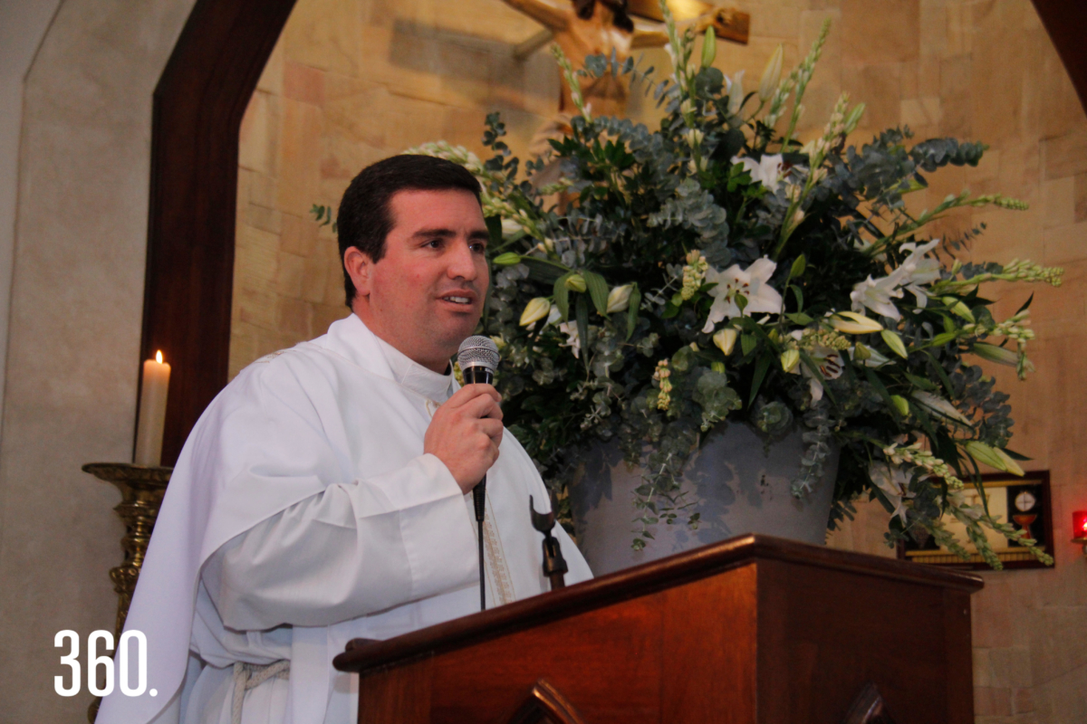 El padre Juan Antonio Ruiz L.C. concelebró la misa de acción de gracias con el párroco de San José.