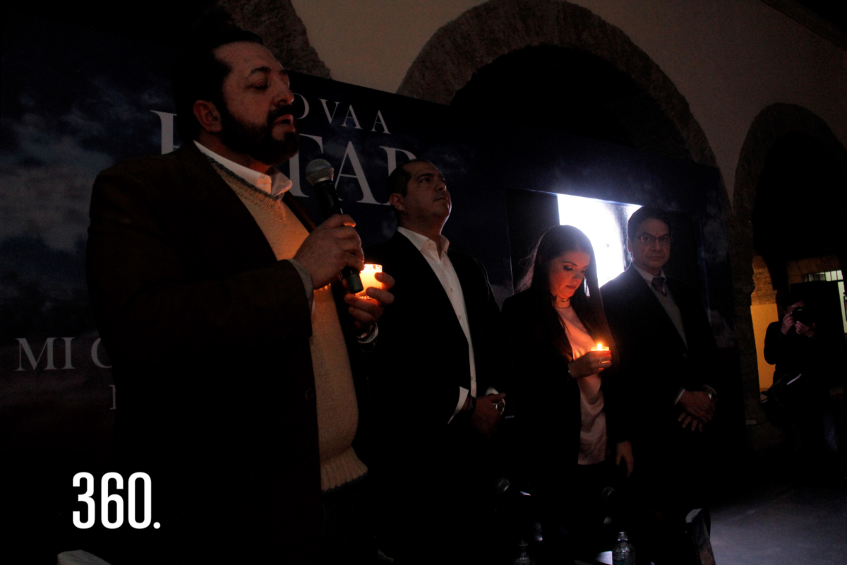 El padre Chuy Pedro Oyervides realizó la ceremonia de la luz durante la presentación del libro de Nayeli Pereznegrón.