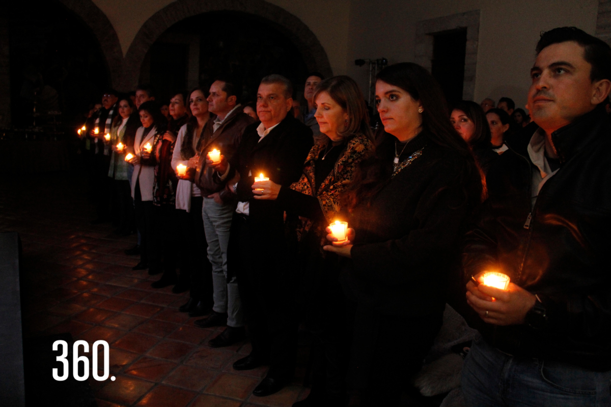 Cada asistente encontró una vela pegada en su silla para participar en la “Ceremonia de la Luz”, dirigida por el padre Chuy Pedro Oyervides.