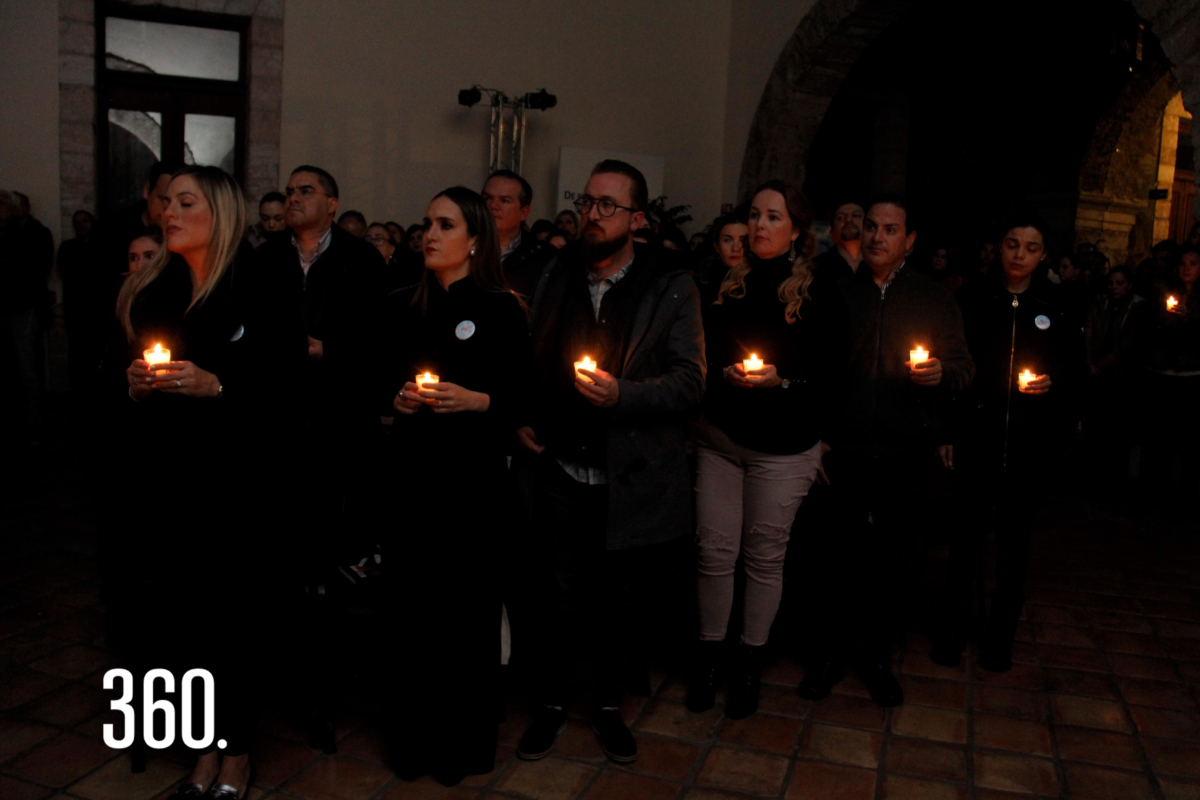 Cada asistente encontró una vela pegada en su silla para participar en la “Ceremonia de la Luz”, dirigida por el padre Chuy Pedro Oyervides.